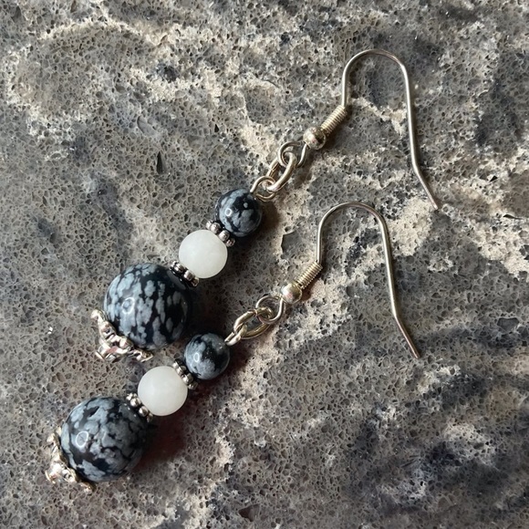 HAND CRAFTED EARRINGS Snowflake Obsidian & Snow Quartz Beaded Dangle Drop NWT - Picture 8 of 13
